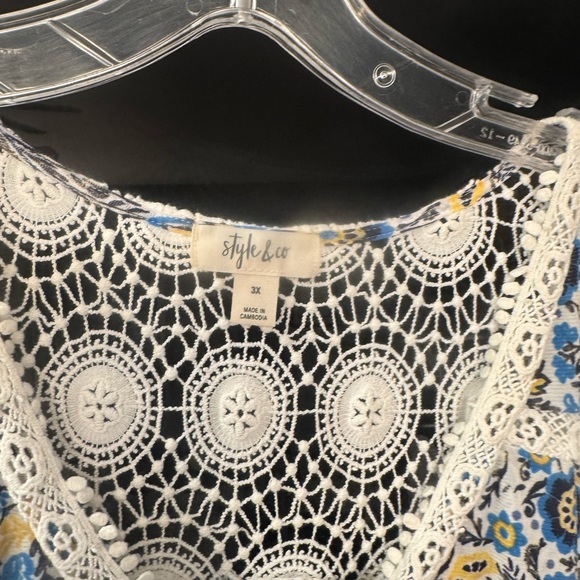 Women’s plus size summer blouse - Picture 2 of 3